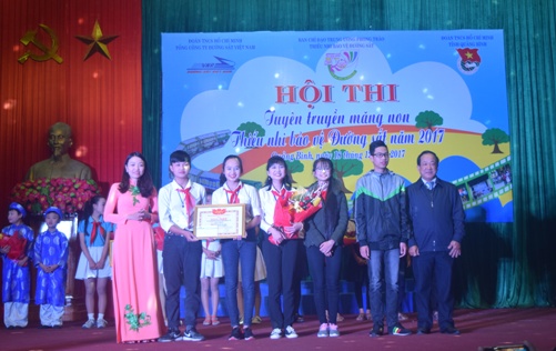Ban Tổ chức trao Giải Nhất cho đội thi huyện Lệ Thủy